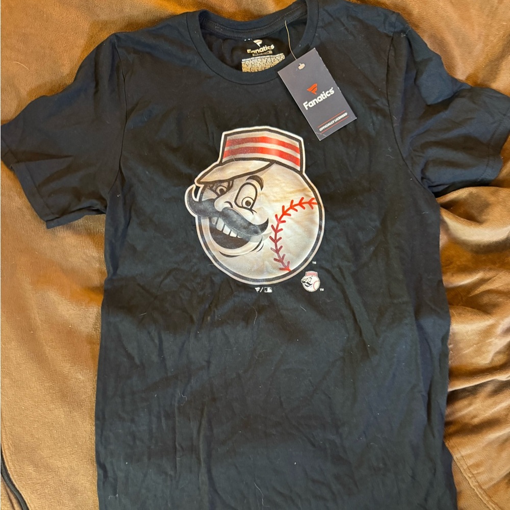 NWT Cincinnati Reds Tshirt